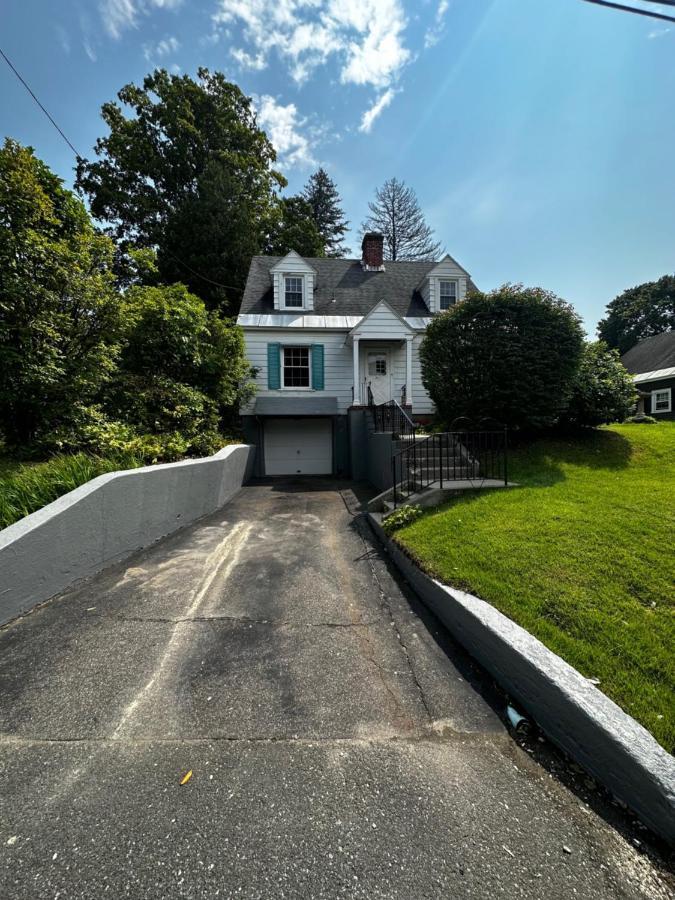 Cute Cape Cod Style Home بيتسفيلد المظهر الخارجي الصورة